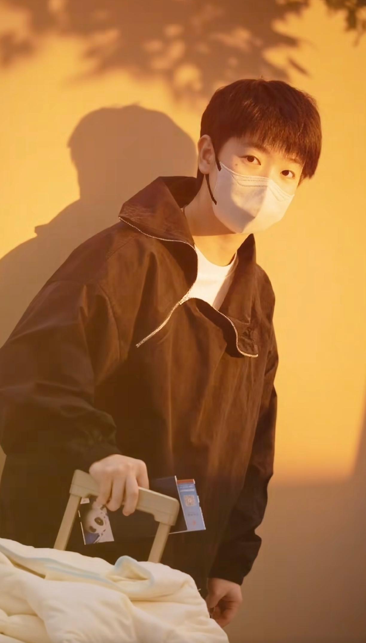 天还没亮透，国乒大部队已经坐早班机抵达香港，奔赴下一个赛场，他们一路奔波辗转，真