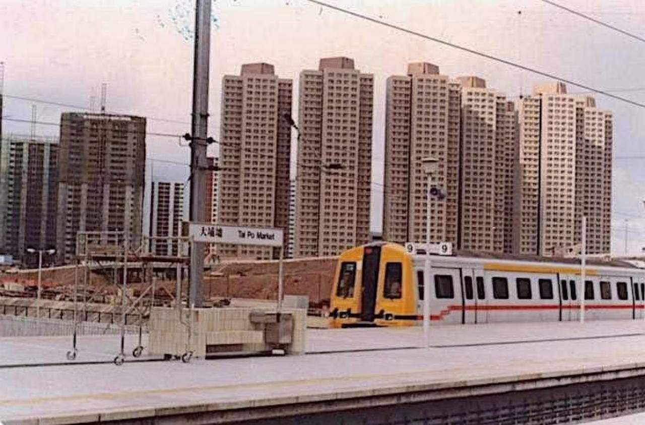 这是1983年宏福苑刚刚建好时的模样，一共有8栋楼，高高耸立的大楼看上去真是气派