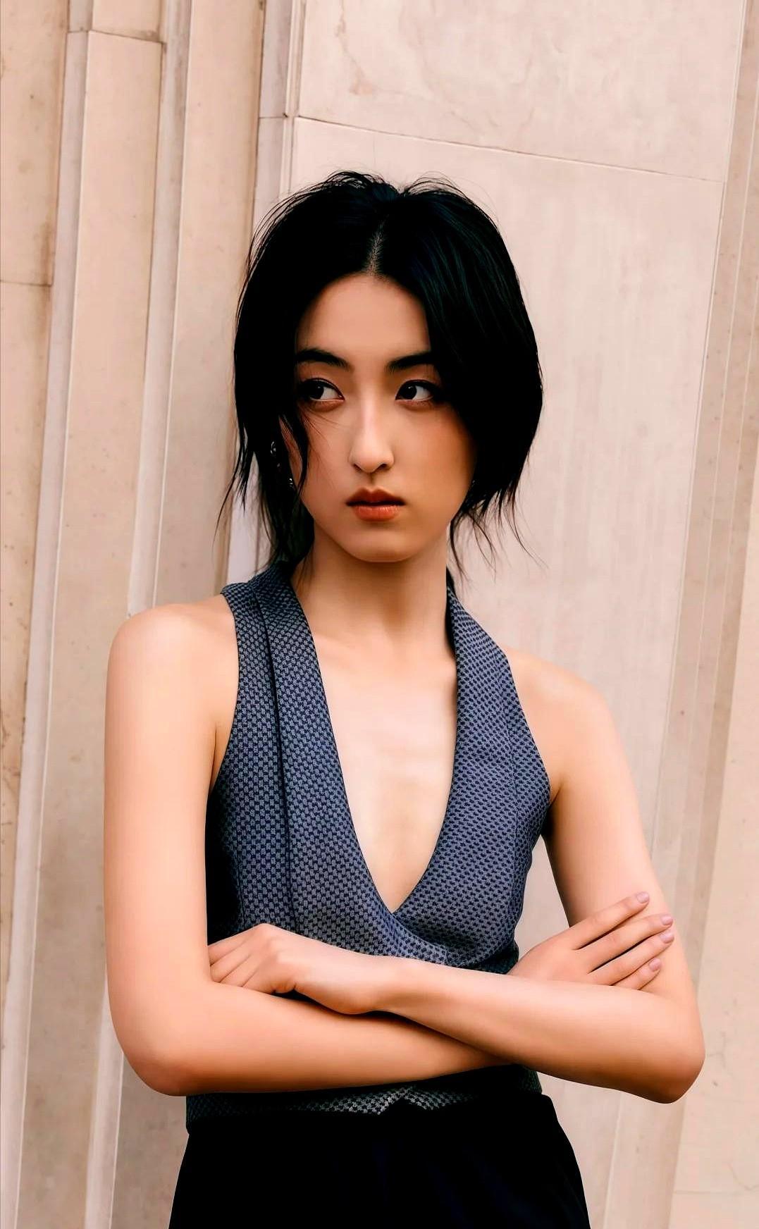 张子枫不靠流量，靠演技吃饭。
《我的姐姐》八亿，她一个人撑起半边天；
《再见，少