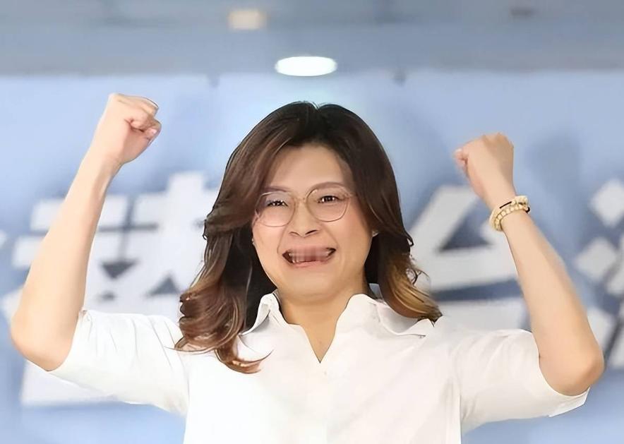 郑丽文吹大牛翻车了，
被卢秀燕啪啪打脸！



郑丽文才吹完牛
说卢秀燕给她夹过
