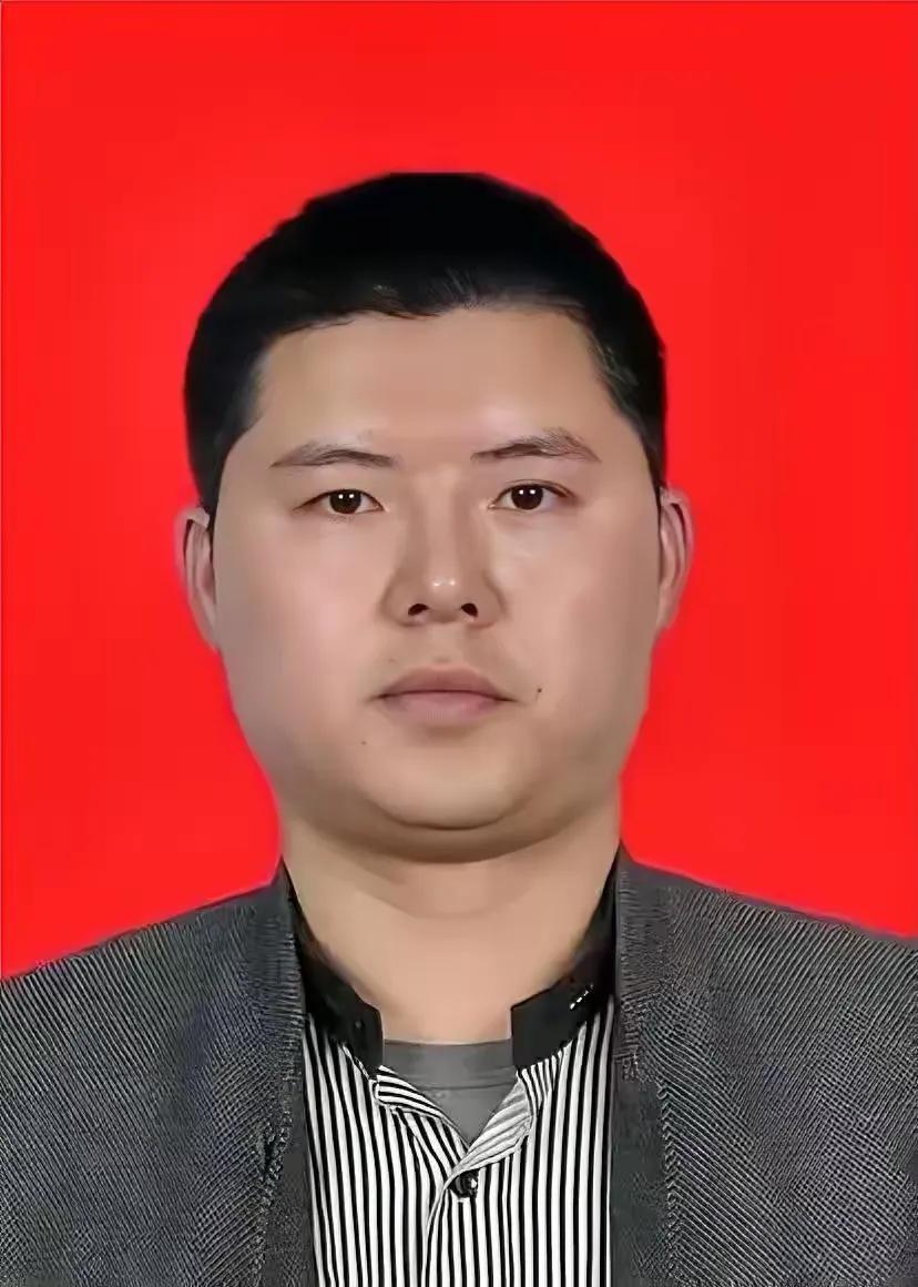 李君，1985年出生于四川苍溪县岫云村，电子科大毕业，在成都做传媒公司副总，年薪