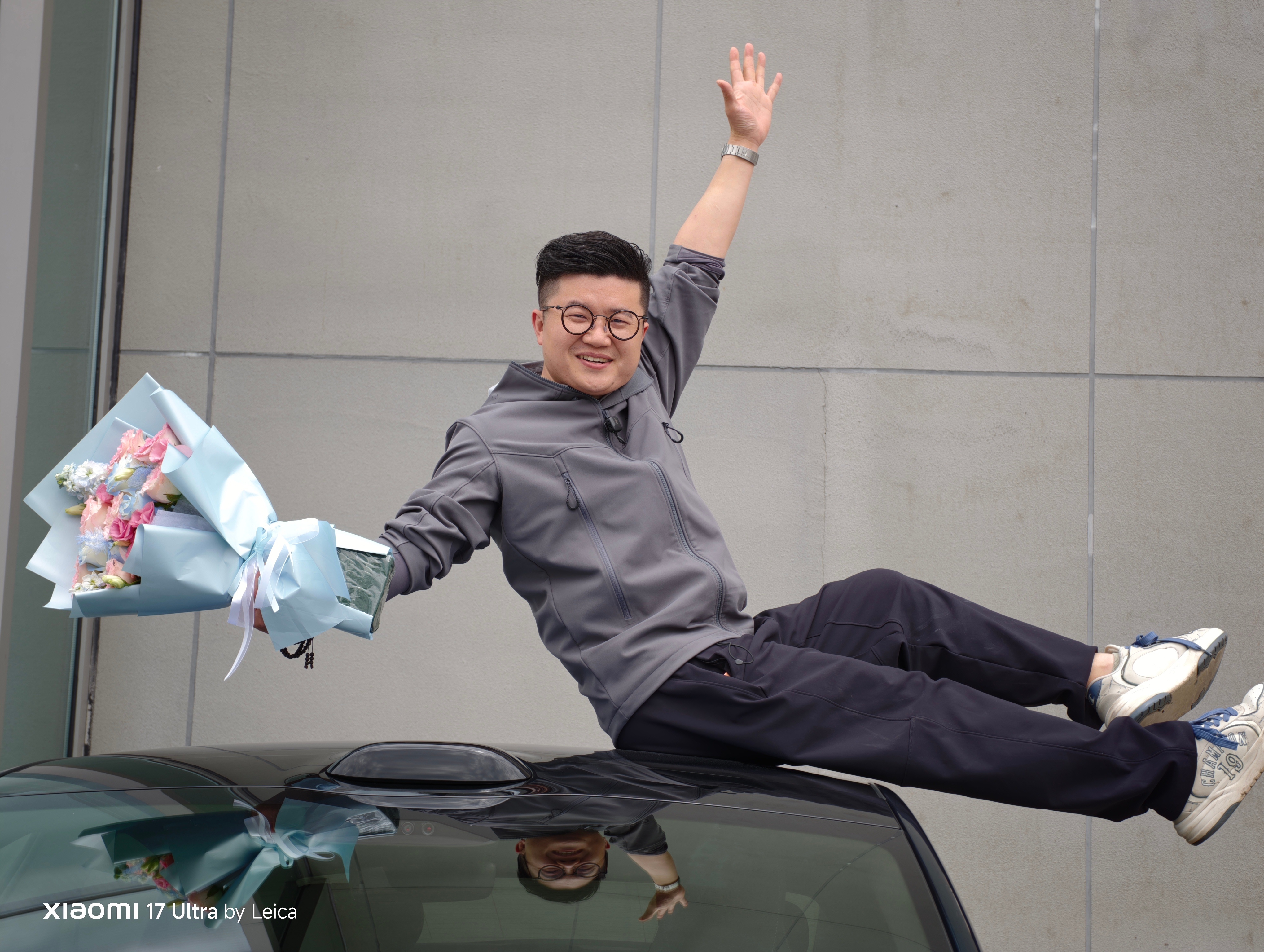 应粉丝要求，新车要坐在车顶拍照！ 照片来了