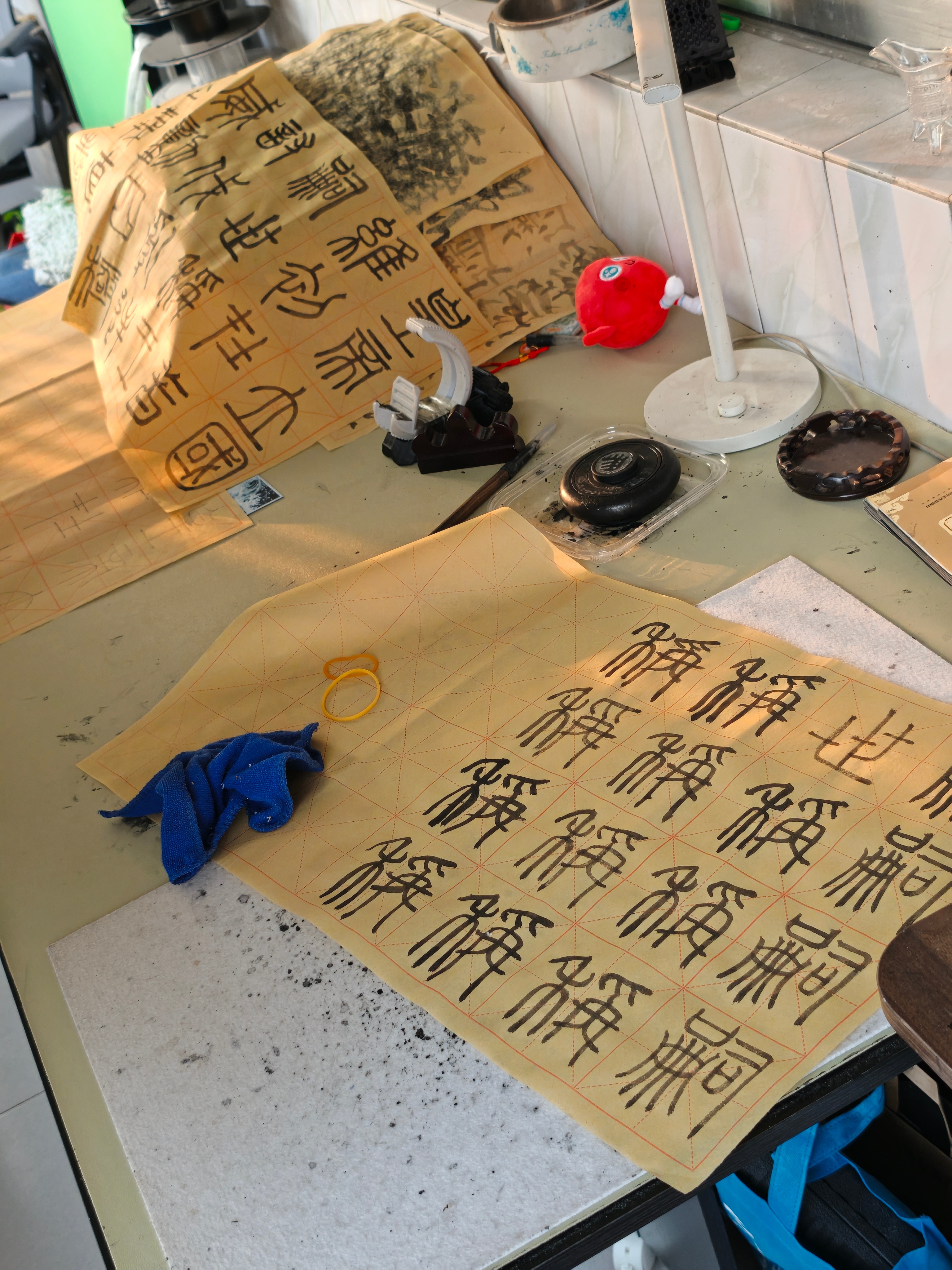 我爸想学书法，之前我让他从篆书隶书开始练，他非要先练楷书。结果练了一段时间进步太