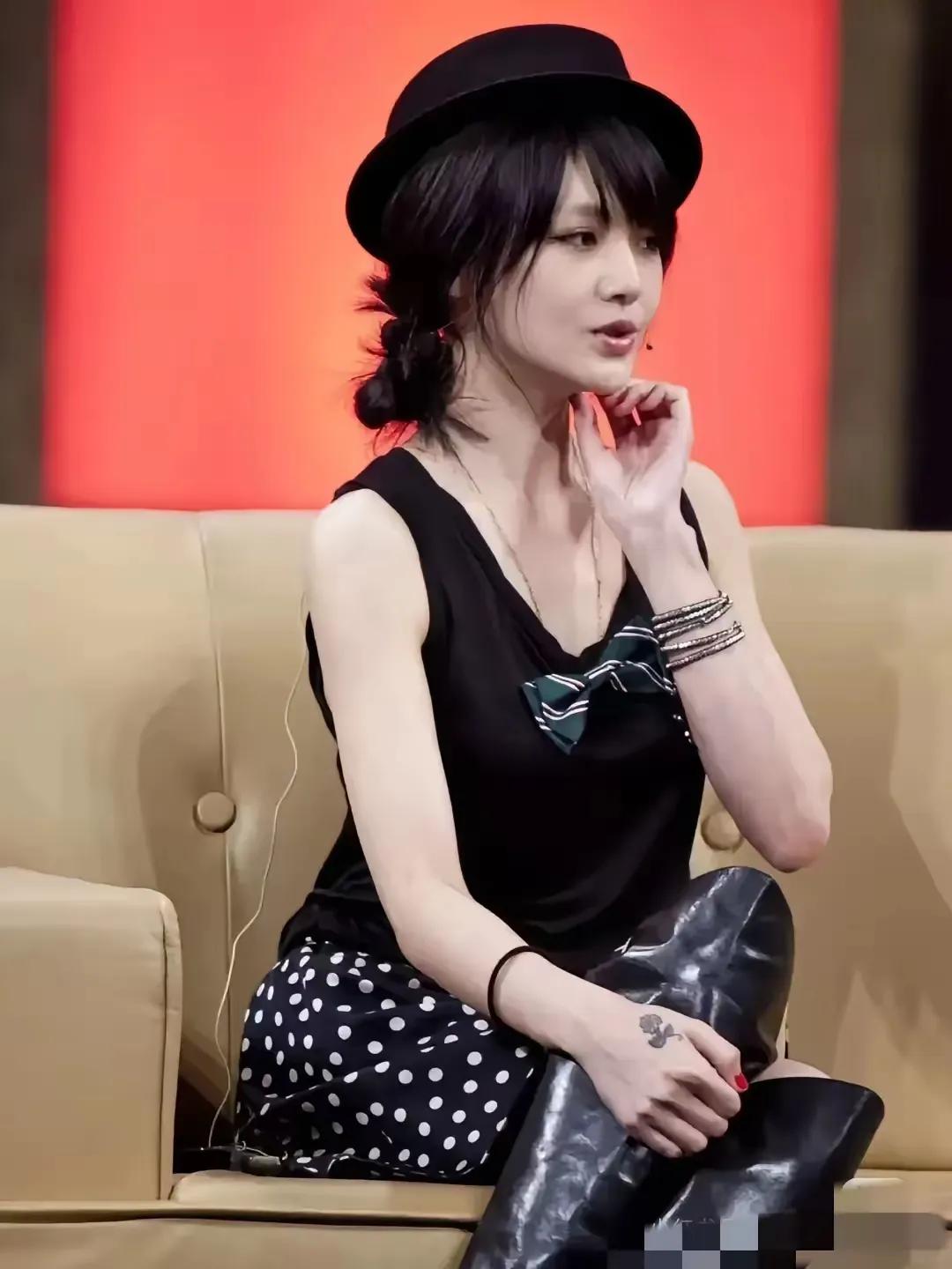 大s的仪态值得很多女孩学习，
徐妈妈说大s永远像军人一样挺拔，
她不管走路还是坐