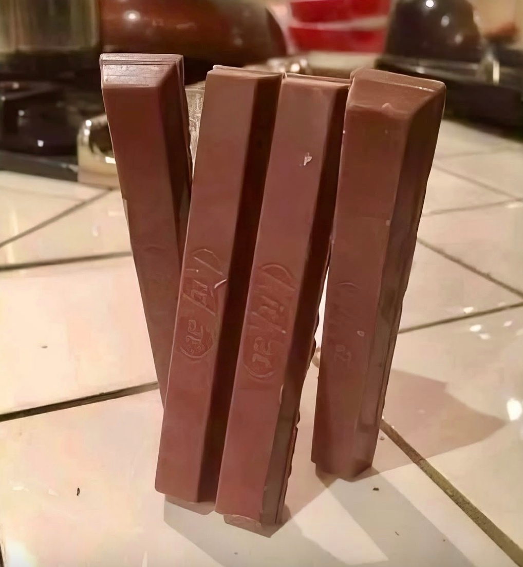 如果你能看懂这块巧克力的意思，那就击个掌吧，咱们是同一类人！ 