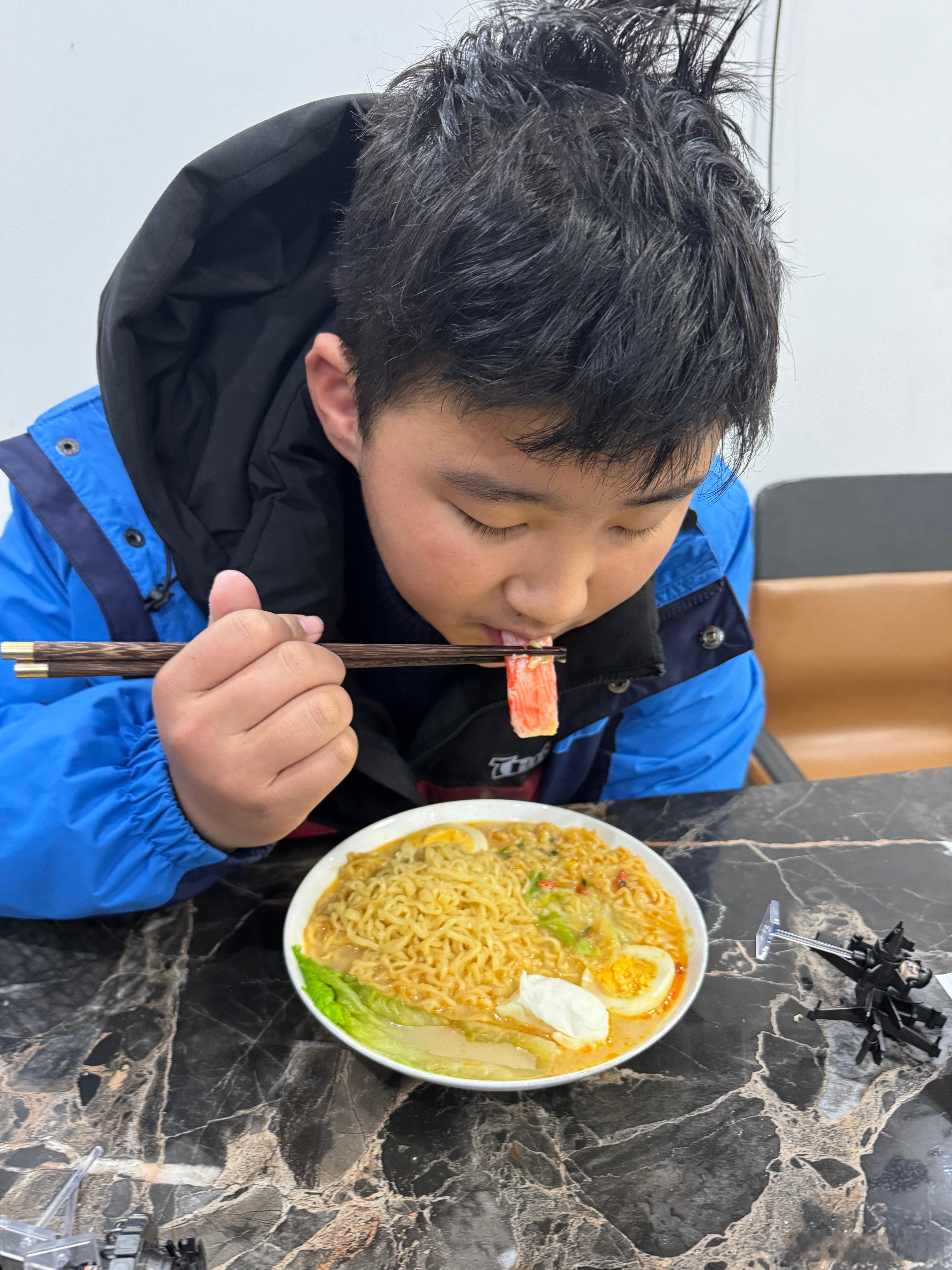 一人一碗豚骨拉面🍜，每周必吃呀，百分之80的鳕鱼肉，入口又鲜又嫩，最近流感严重