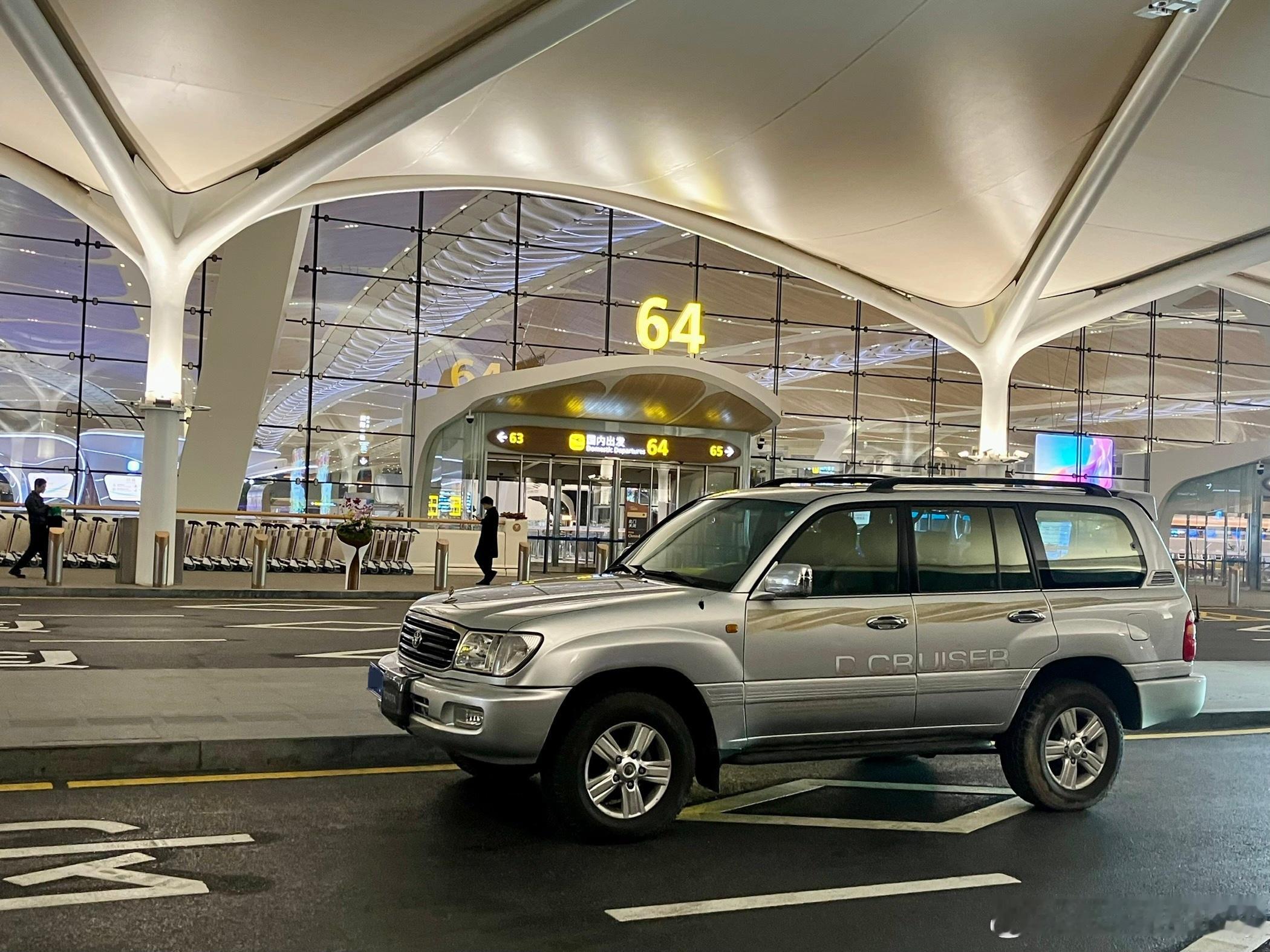 洗干净车，送朋友去机场，银色的LC100真好看 广州