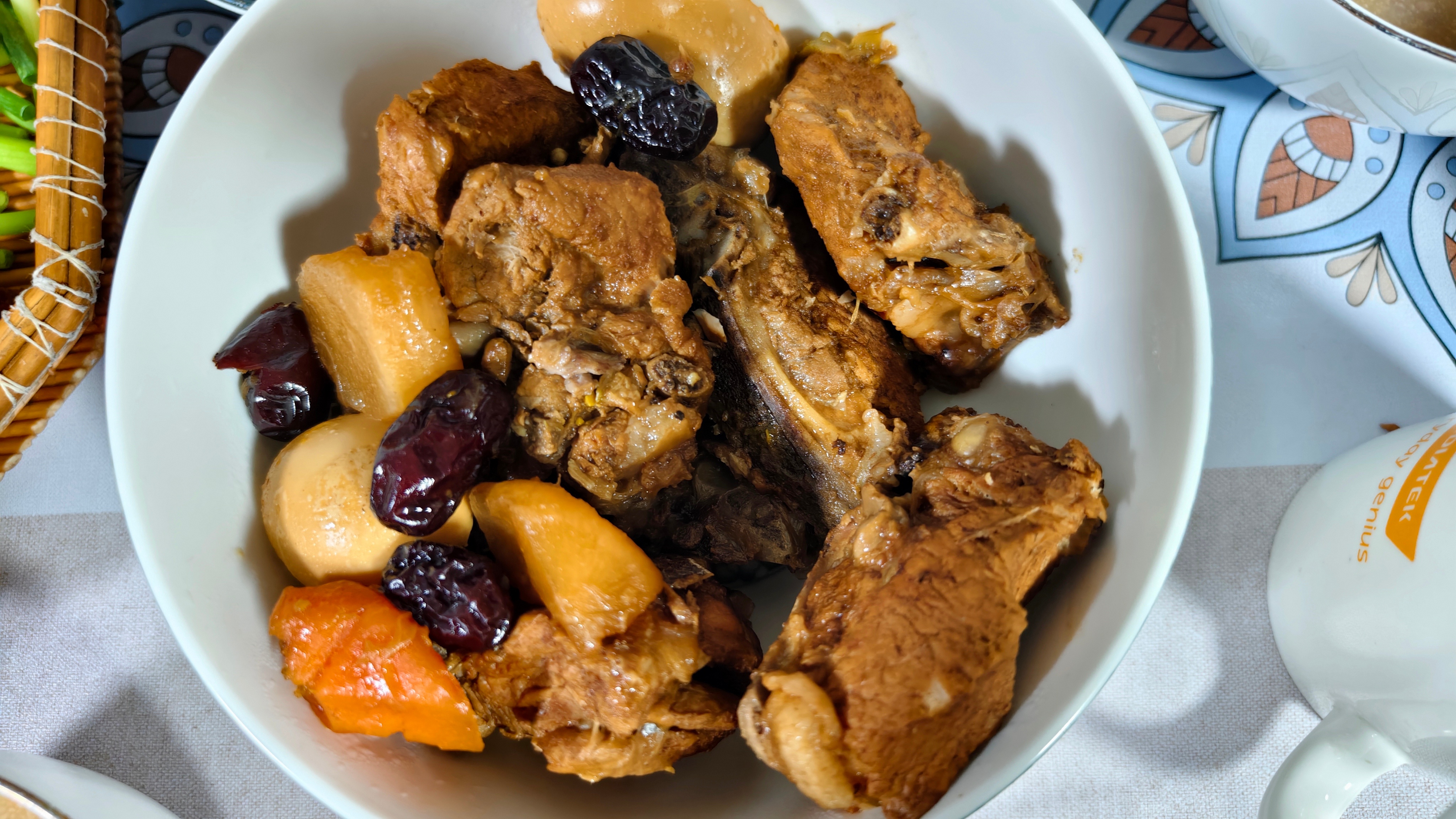 我从未对我老婆说过什么情话，就是默默地给她做饭。晚饭油菜豆腐东北酱大骨葱花饼。她