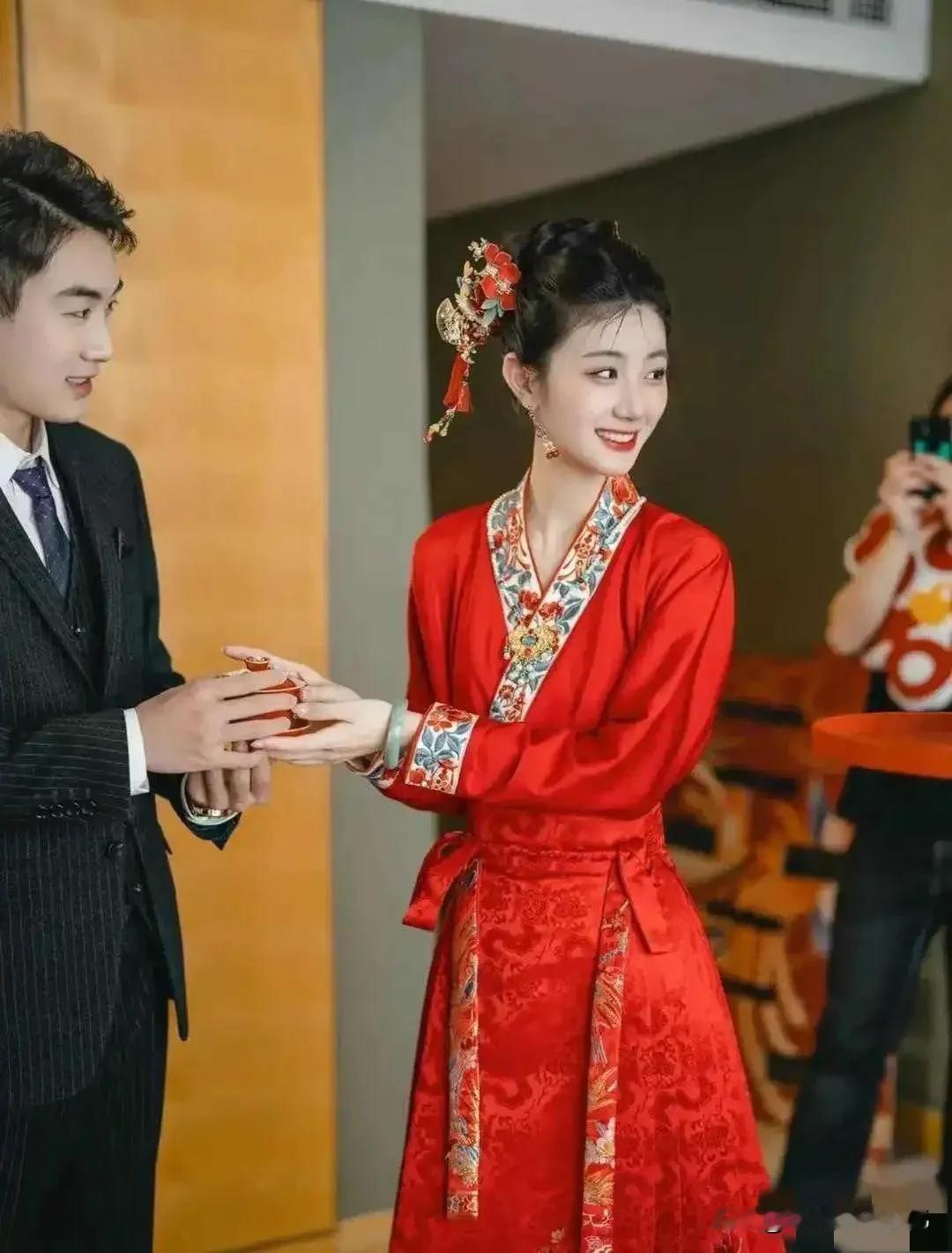 这个新娘子真好看，就像从古装剧里走出来的一样。