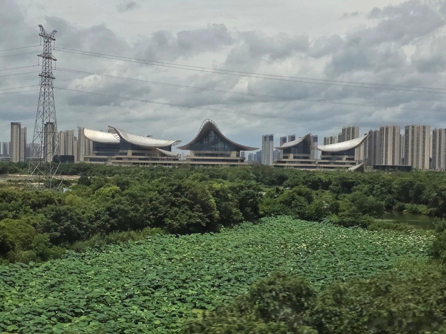 昌南文化中心（南昌县文化中心），也叫象湖滨江文化中心，坐落在南昌县象湖新城抚河故