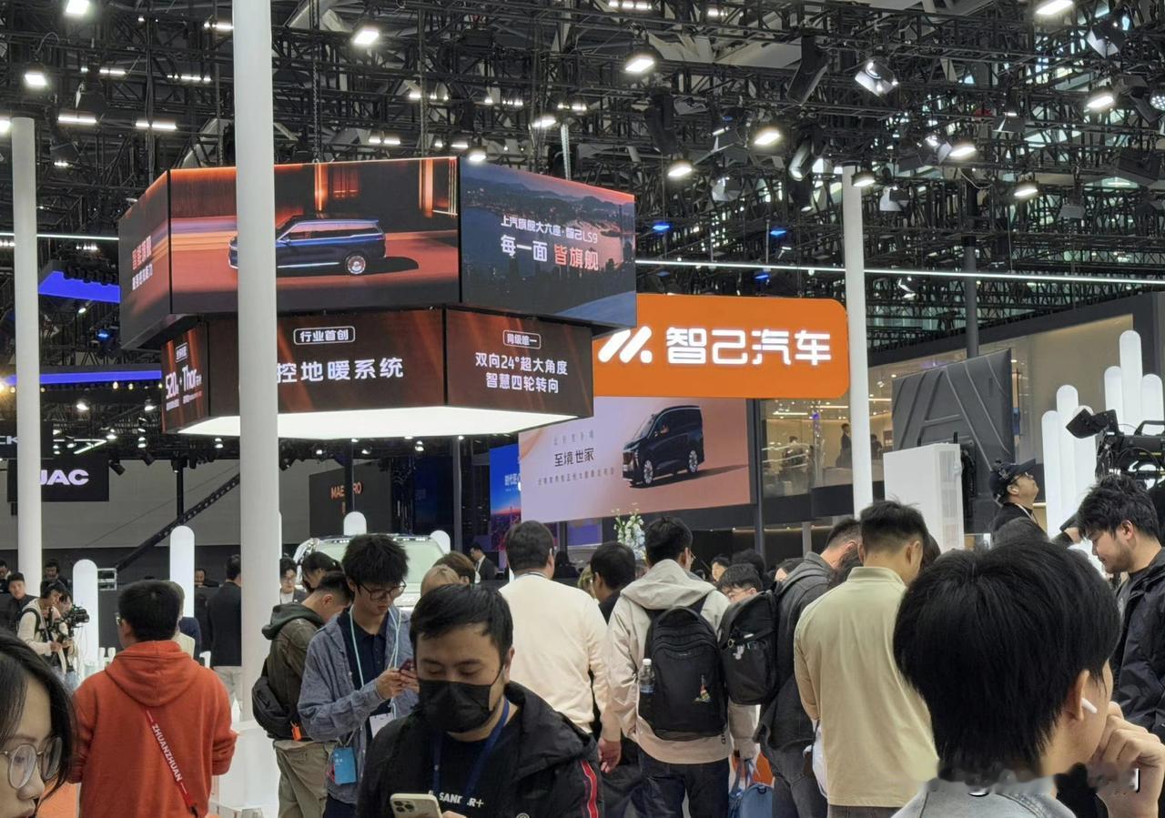 2025广州国际车展上，第一眼看到智己LS9实车，就被它那种沉稳的气场抓住了。整