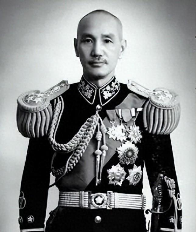 说起历史得聊聊那个曾经的校长蒋介石和周恩来。俩人在黄埔军校那是相看两不厌，可后来
