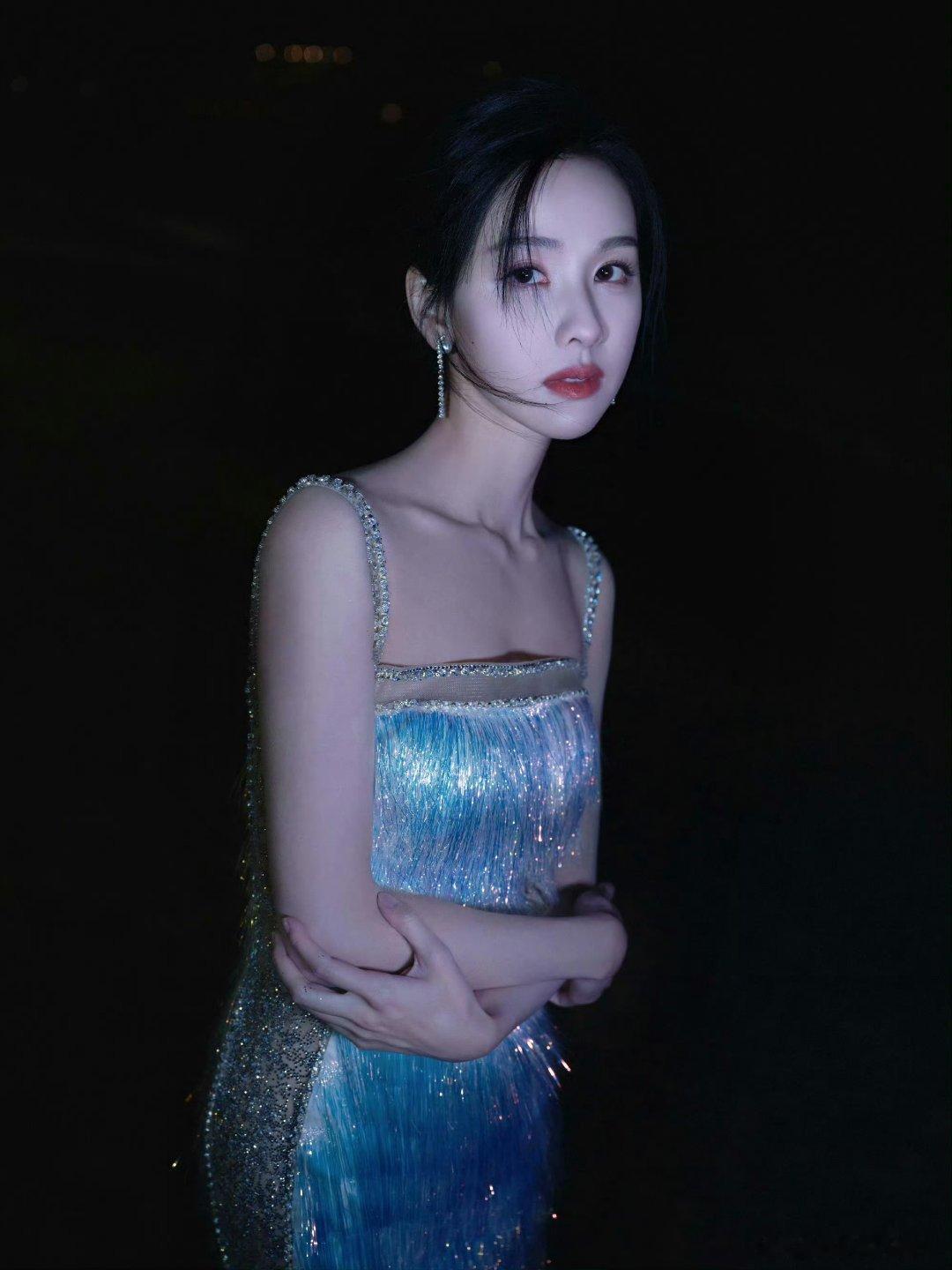陈都灵暗夜精灵 陈都灵穿著亮片吊带流苏裙走红毯，简直像从银河走来的暗夜精灵，美得
