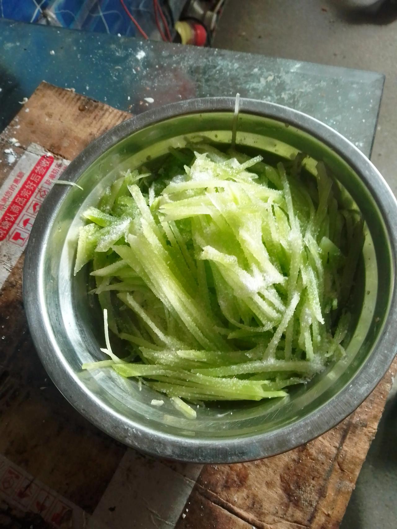最近这段时间，炒股亏了两万多，但是发觉人长胖了，腰围都大了，昨天房东送了两根莴笋