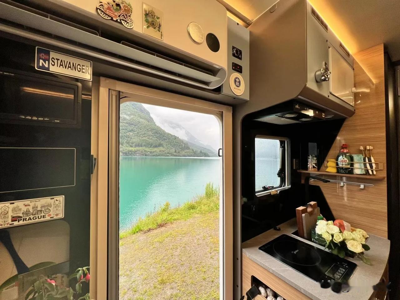 昨晚直播间连线了大驰房车总经理李明成，就房车共创的话题进行了交流，直播间的网友也