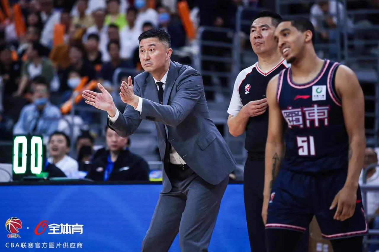 广东男篮不敌辽宁队，这两点表现不好，需要尽快调整

1、内线能力不足
对方两名内