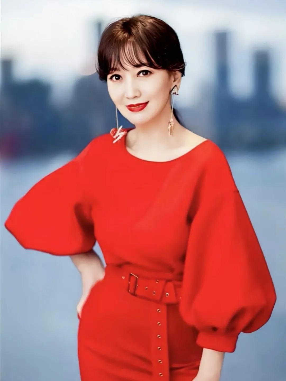 赵雅芝是一位备受观众喜爱的演员，她的演艺生涯充满了挑战和成就。在她的故事中，我们