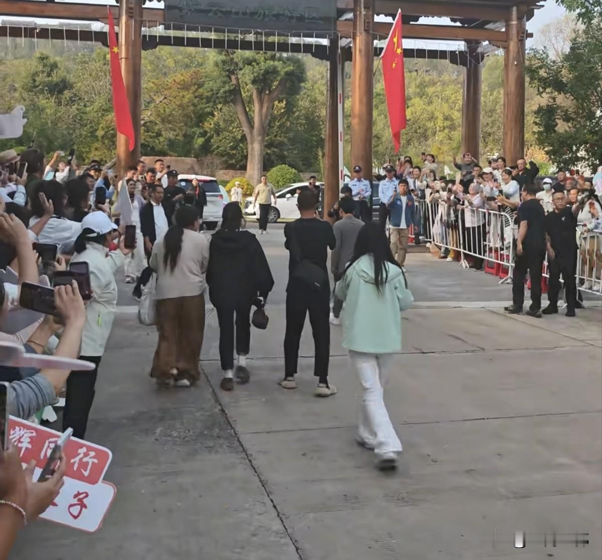 在以前都是追星，并且是年轻人去追星，尤其年轻的女孩子，但现在你突然发现没有世道变