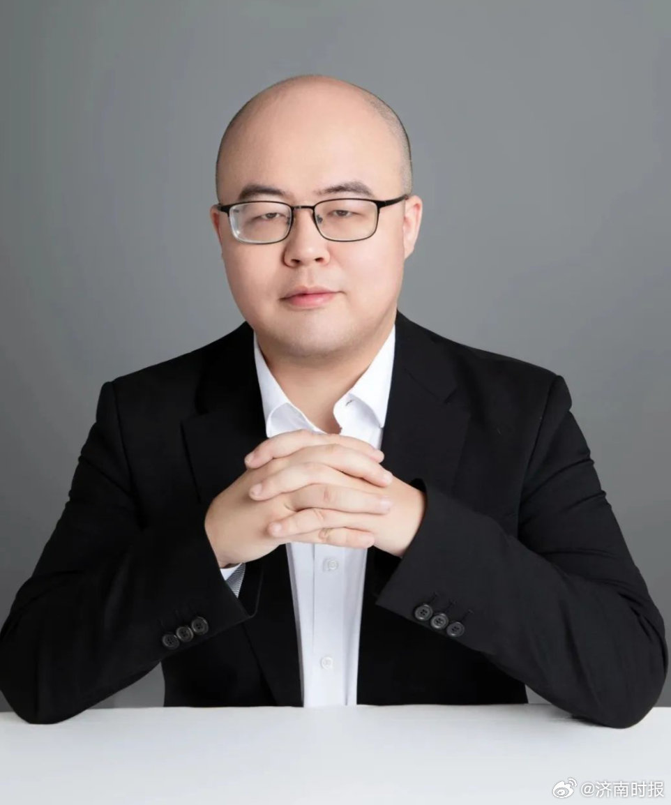【#闫俊杰谈AI如何扎根传统行业# 】5月28日下午3时，国新办举行“新征程上的