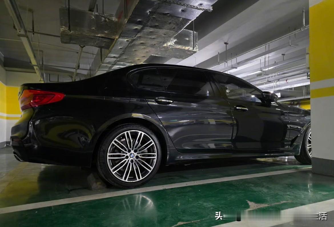 19年买的这辆宝马5系，依旧锃光瓦亮。
这腰线，这侧颜，放在今天依旧能打。
大灯