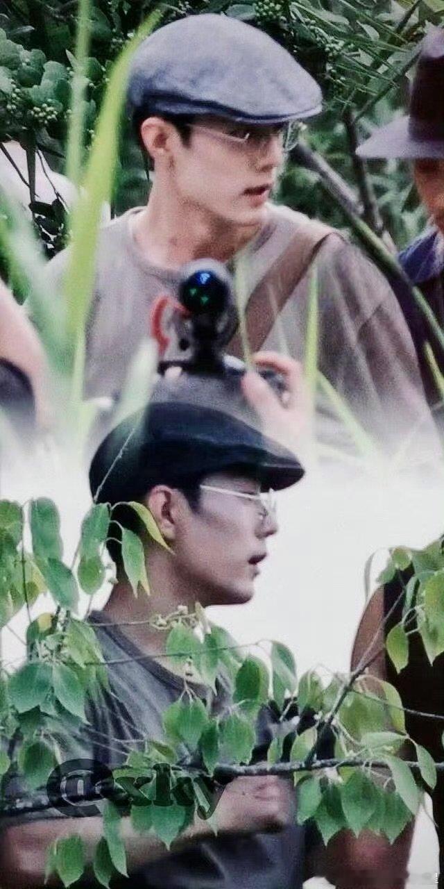 肖战任少白贝雷帽look肖战白贝雷帽look肖战《谍报上不封顶》贝雷帽+眼镜新路