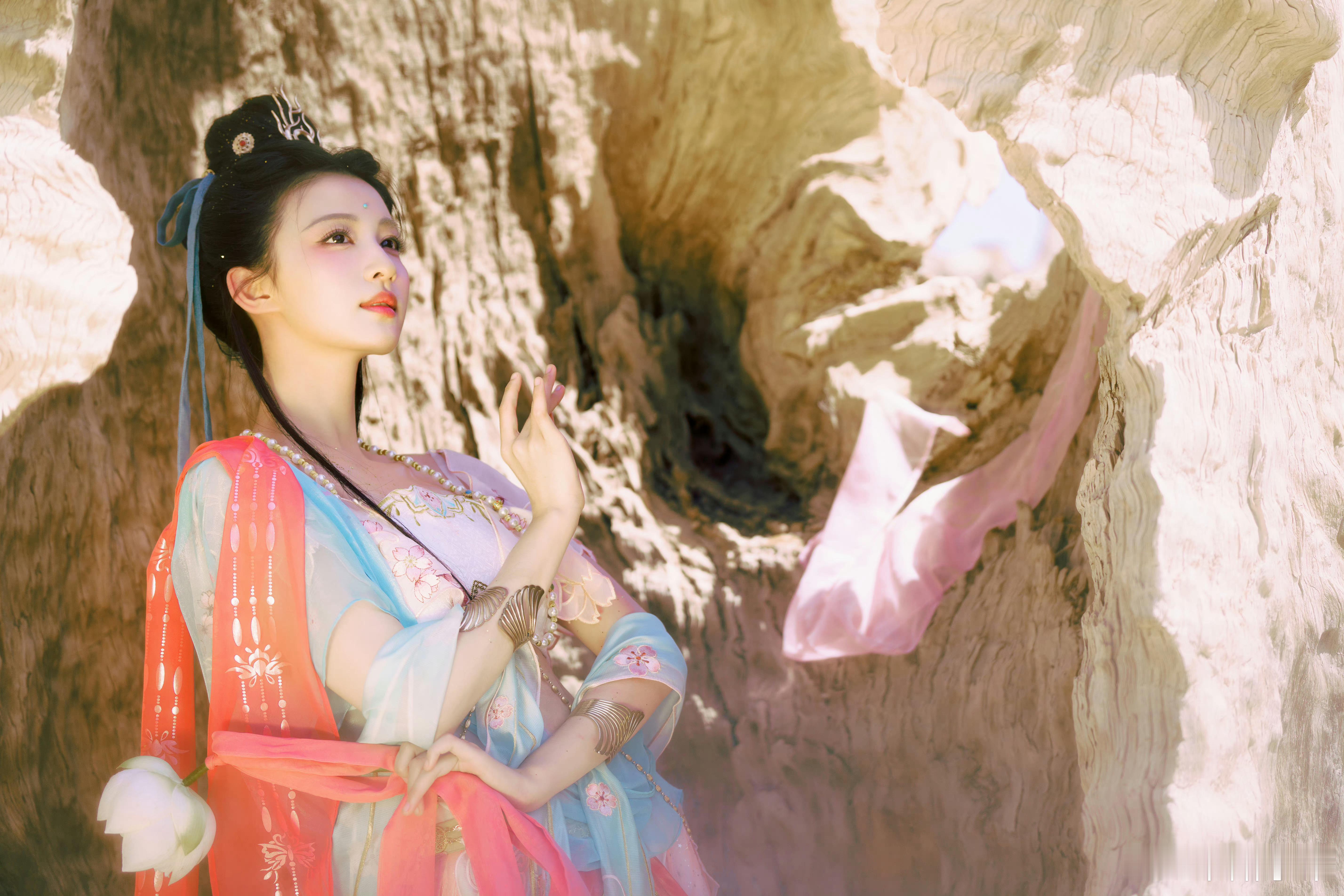 今天这么多古装写真朱山尽的风格还是突出啊一眼就能认出来 ​​​