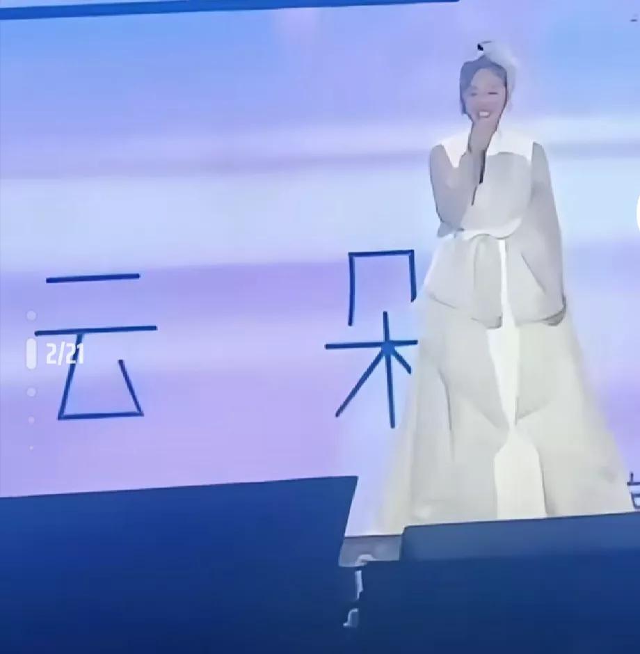《格局要大！云朵演唱会现场含泪感恩刀郎和师娘》
 
近日，在一场震撼人心的演唱会