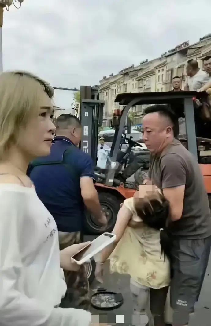 这个女人最让人无法原谅的是，

明知道自己撞了人，丝毫没有第一时间查看伤者情况。