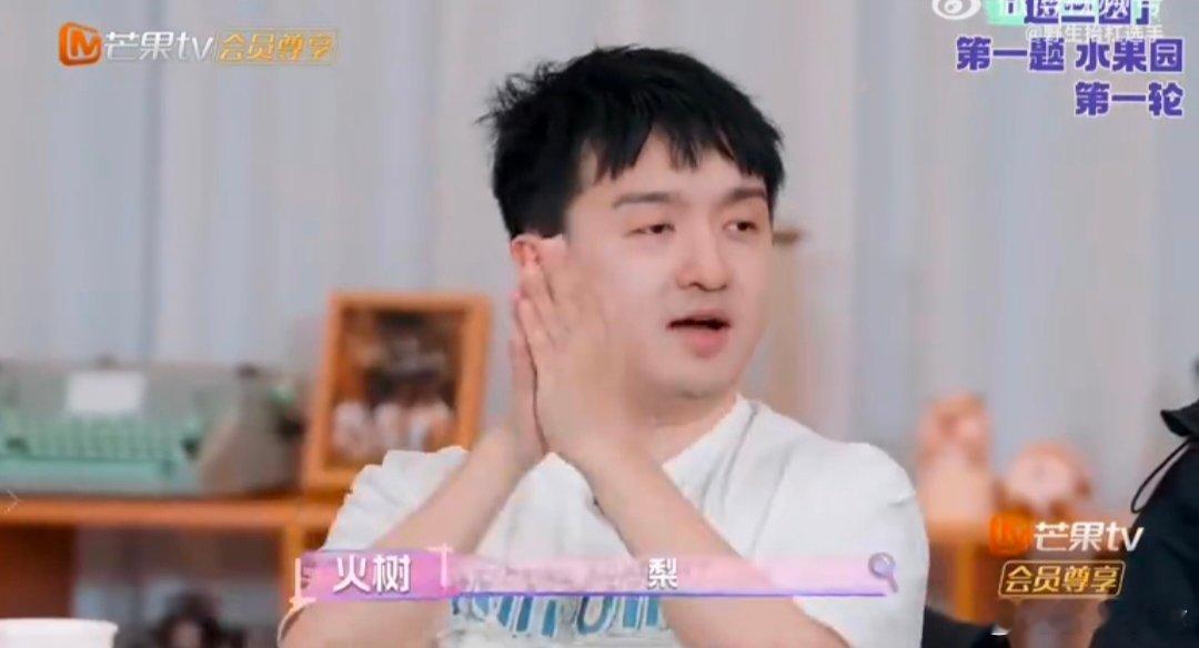 唐九洲玩曹恩齐的梗包新鲜的 不得不说，唐九洲这接梗能力，简直就是名学里的“梗神”
