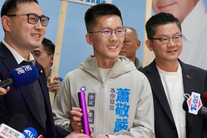 身披蓝袍心在绿？徐巧芯爆王义川邀他入党未拒绝　支持者斥：背骨仔

梅花新闻网 黄