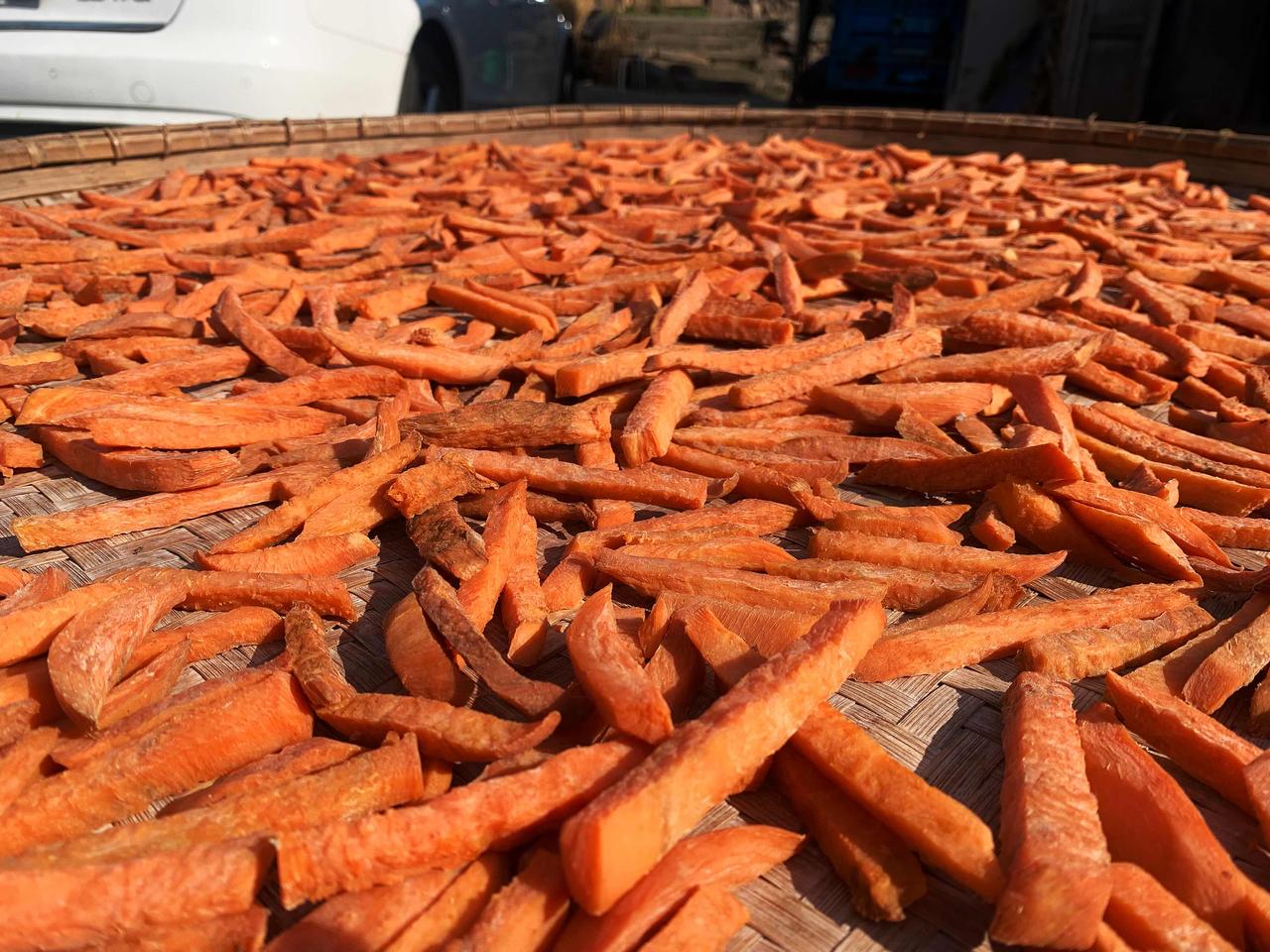 中年夫妻守着乡土，靠一双手年入数万元
昨天回老家，我竟意外发现，隔壁的中年夫妻，