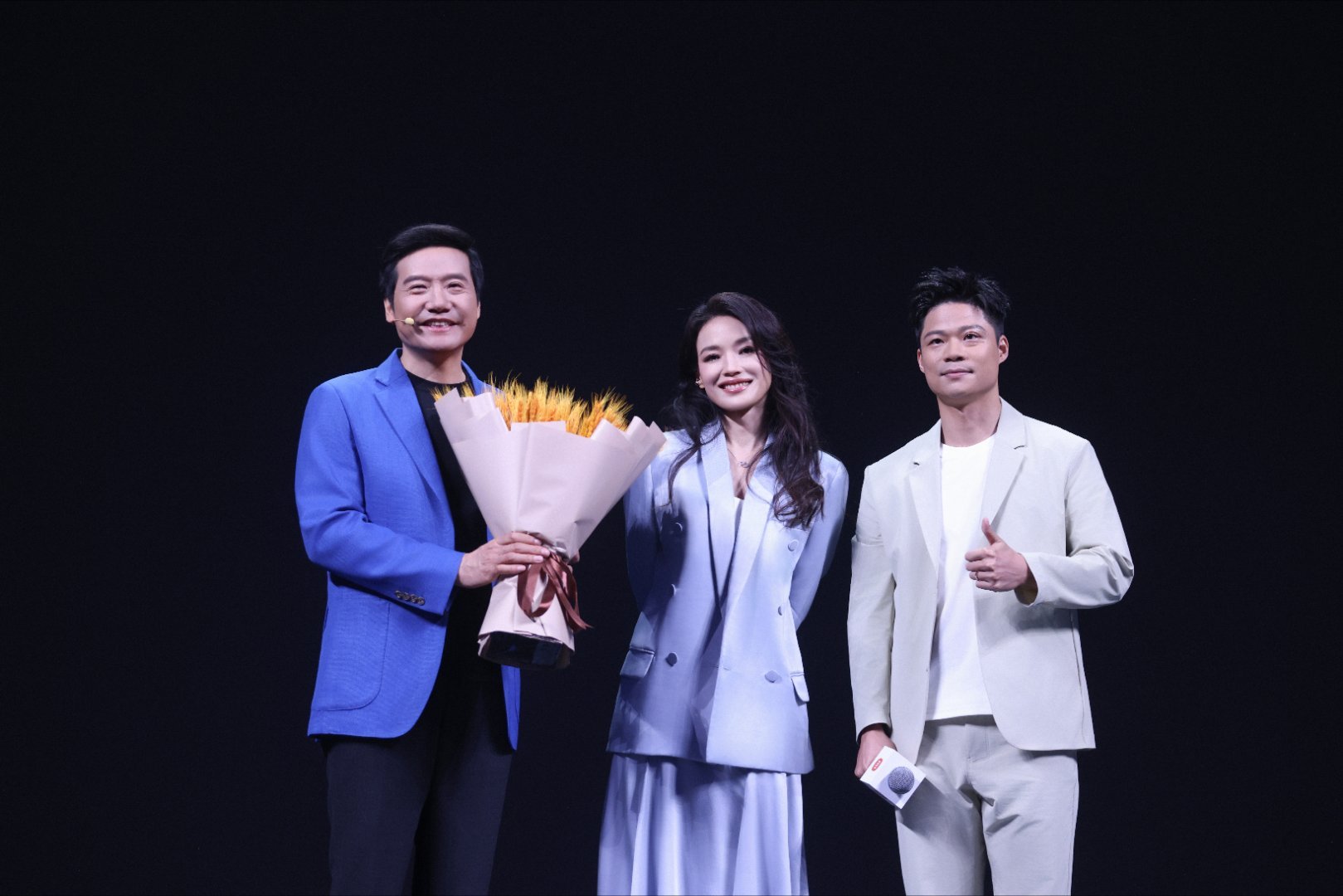 舒淇为小米YU7车主交付新车 小米YU7这上市节奏确实快，这也侧面说明工厂和供应