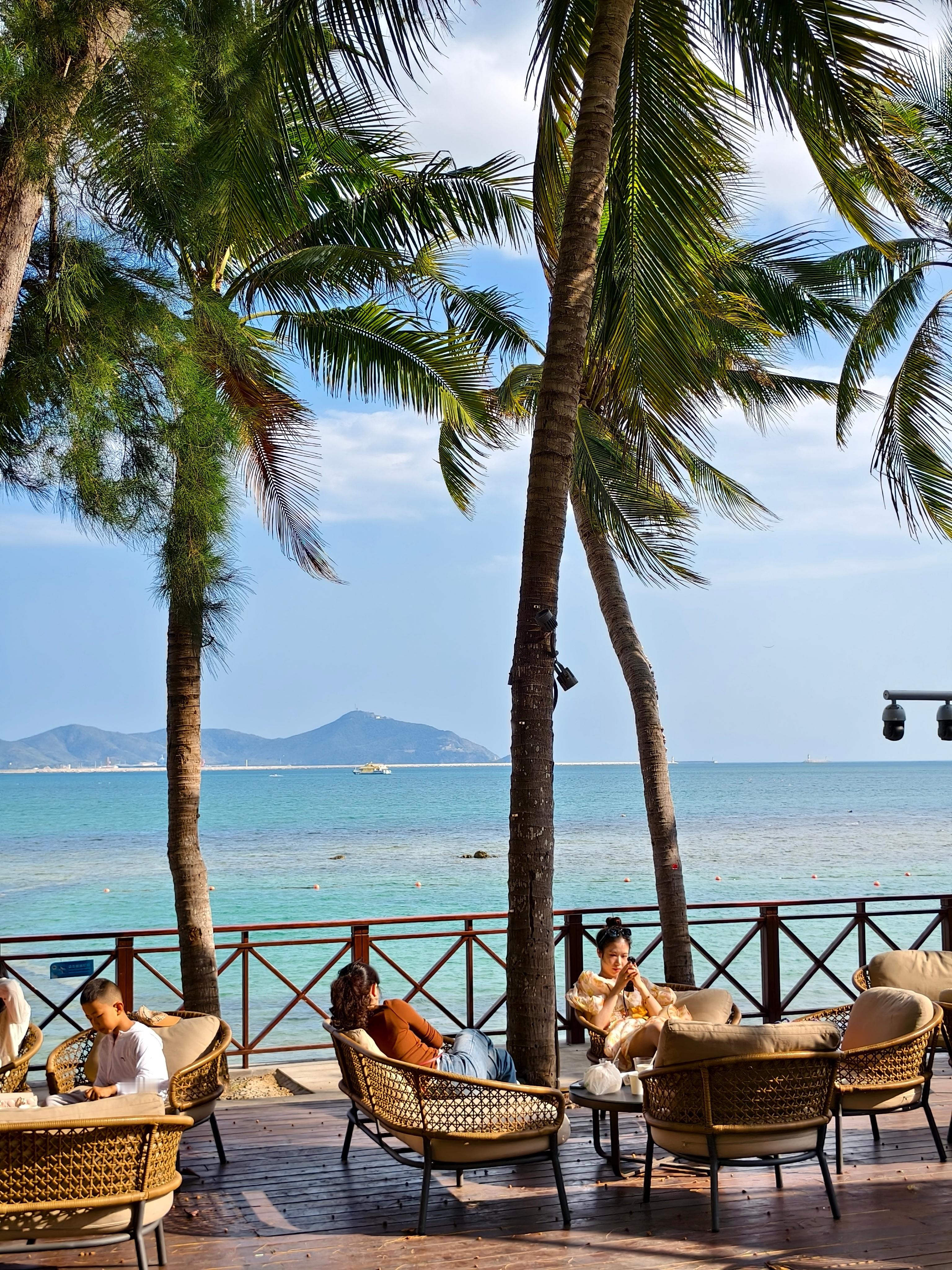 谁说三亚没有玻璃海，人尽皆知的大东海也很美诶，日常去的大东海公共沙滩人略多，怕闹