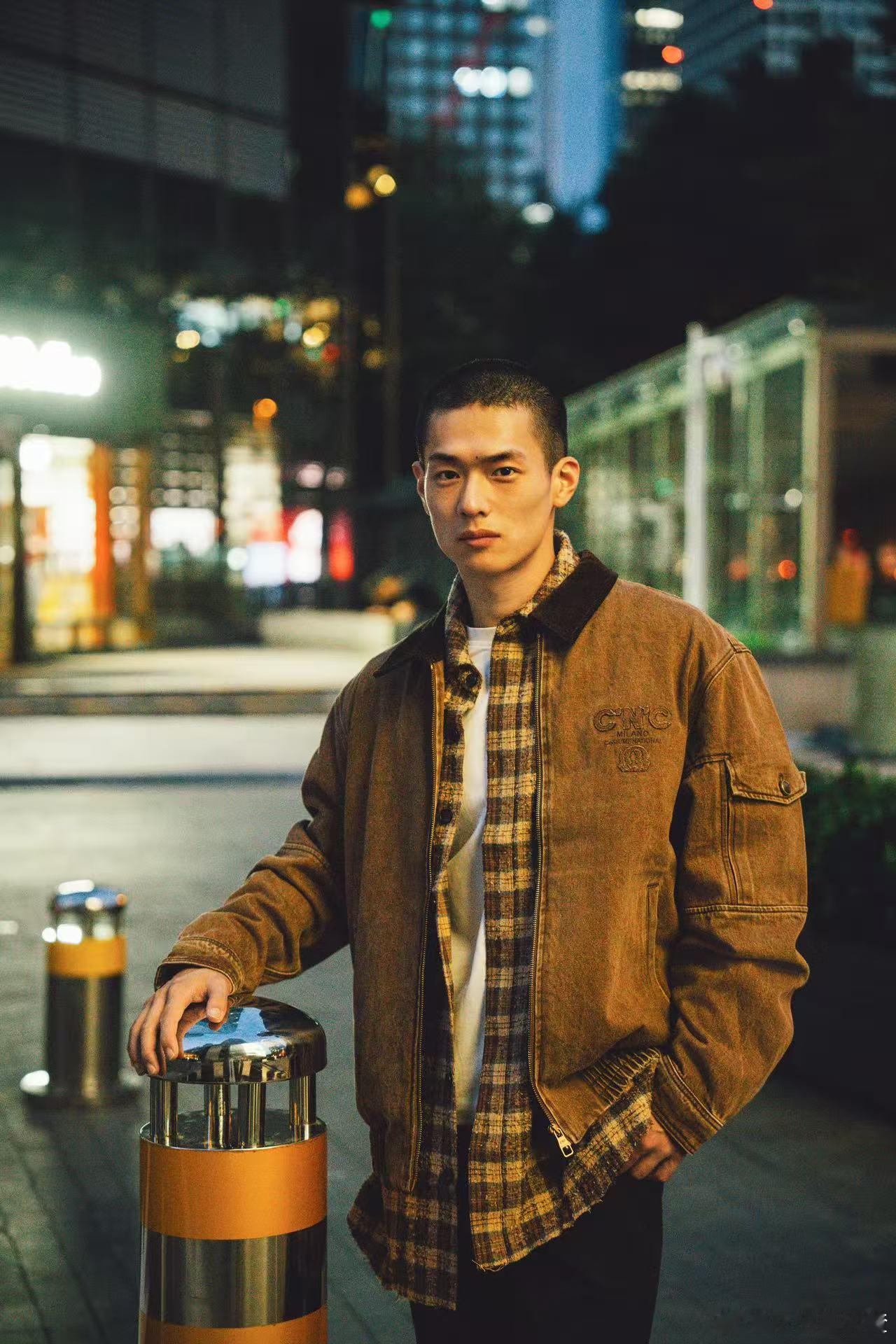 刷到卢飞扬寸头生图直接被惊艳到！这脸型简直就是为军旅剧而生的，眉间痣增添了几分神