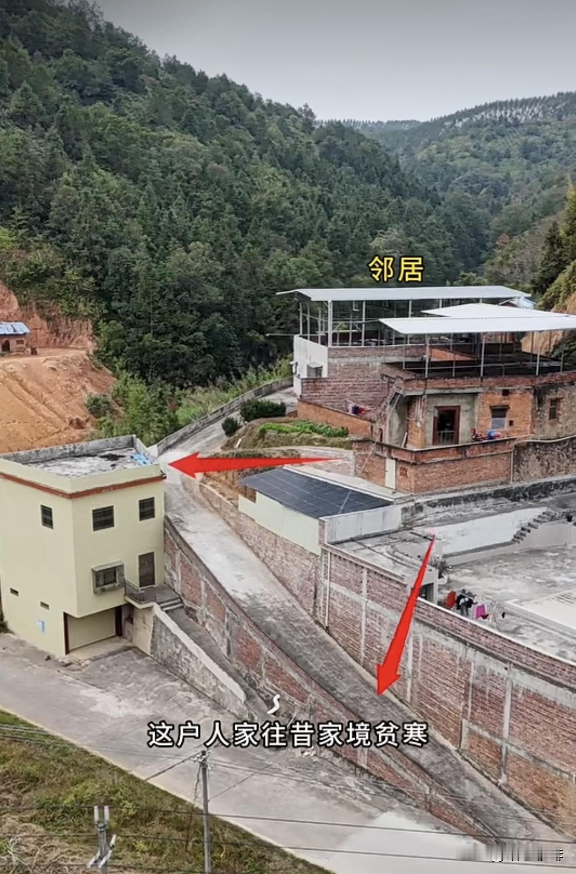 当年他家境贫寒，还好邻居伸出
援手孩子才有机会上学，如今
邻居建房他主动让出一条