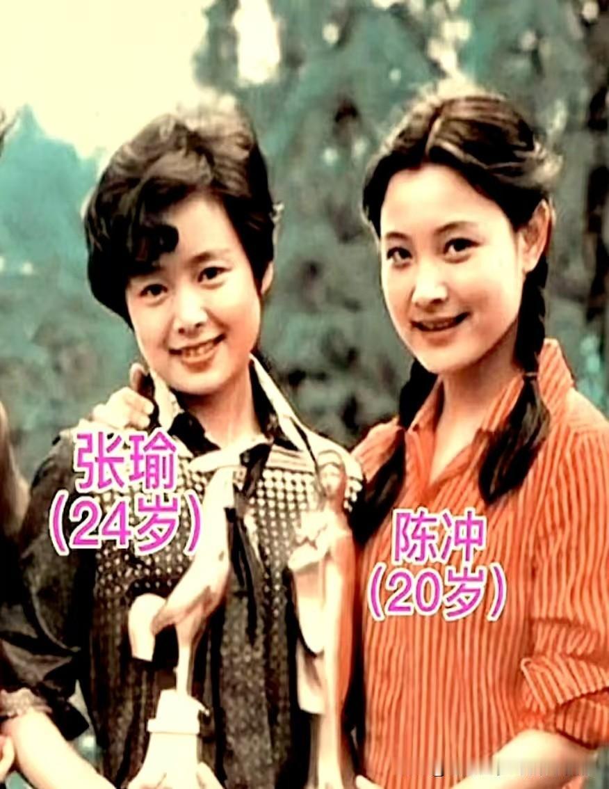 八十年代两大女神陈冲、张瑜今昔对比！
旧照里青涩明媚，多年重逢优雅依旧。历经岁月