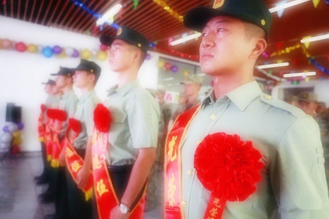 #铸剑中原[超话]##早安军营##原原说早晚安# 红旗飘扬送行时青春年少赴烽火忆