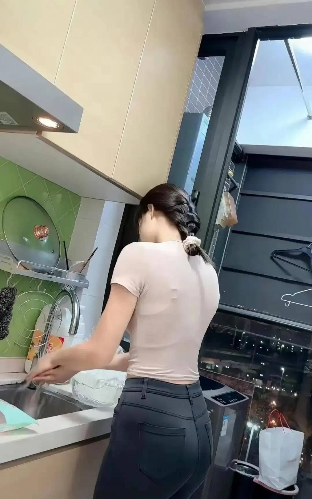 刷到一条文案说男人最幸福的瞬间是下班推门闻到饭香。
我盯着那行字愣了半天，脑海里