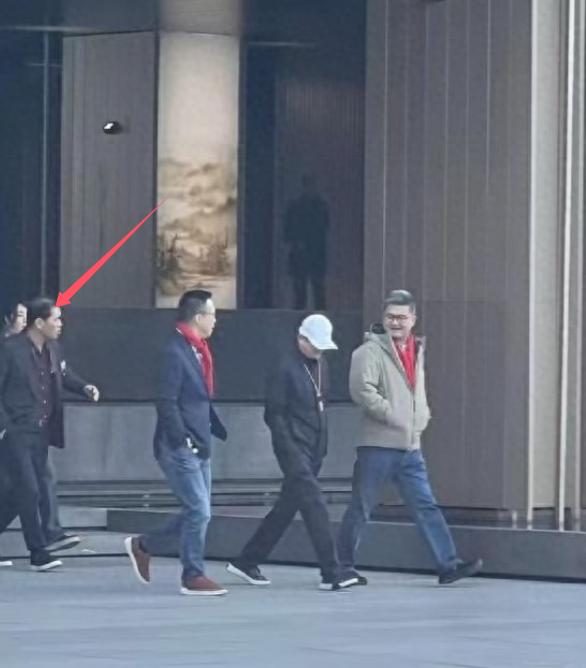 马云又现身了，佩戴工牌与鸭舌帽，低调出现在蚂蚁园区。大家发现没有，马云每次公开亮