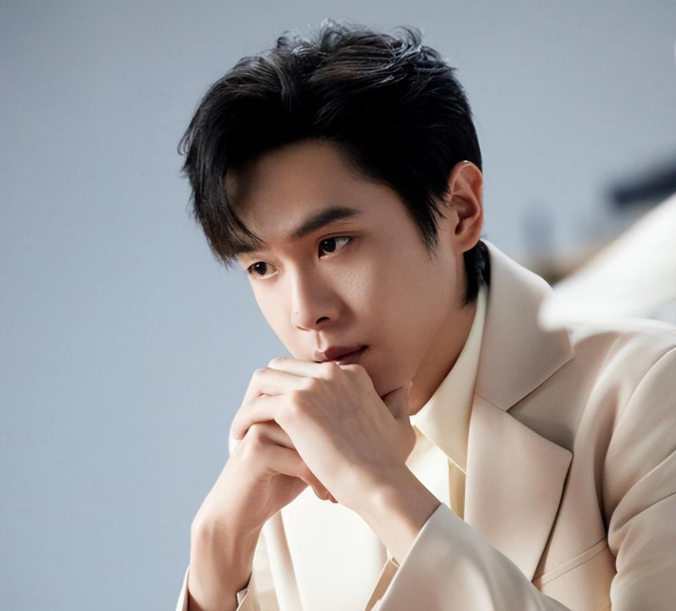 主持人问张若昀:“你跟你妈妈的关系怎么样？”张若昀说:“打记事来到成年后，我们见