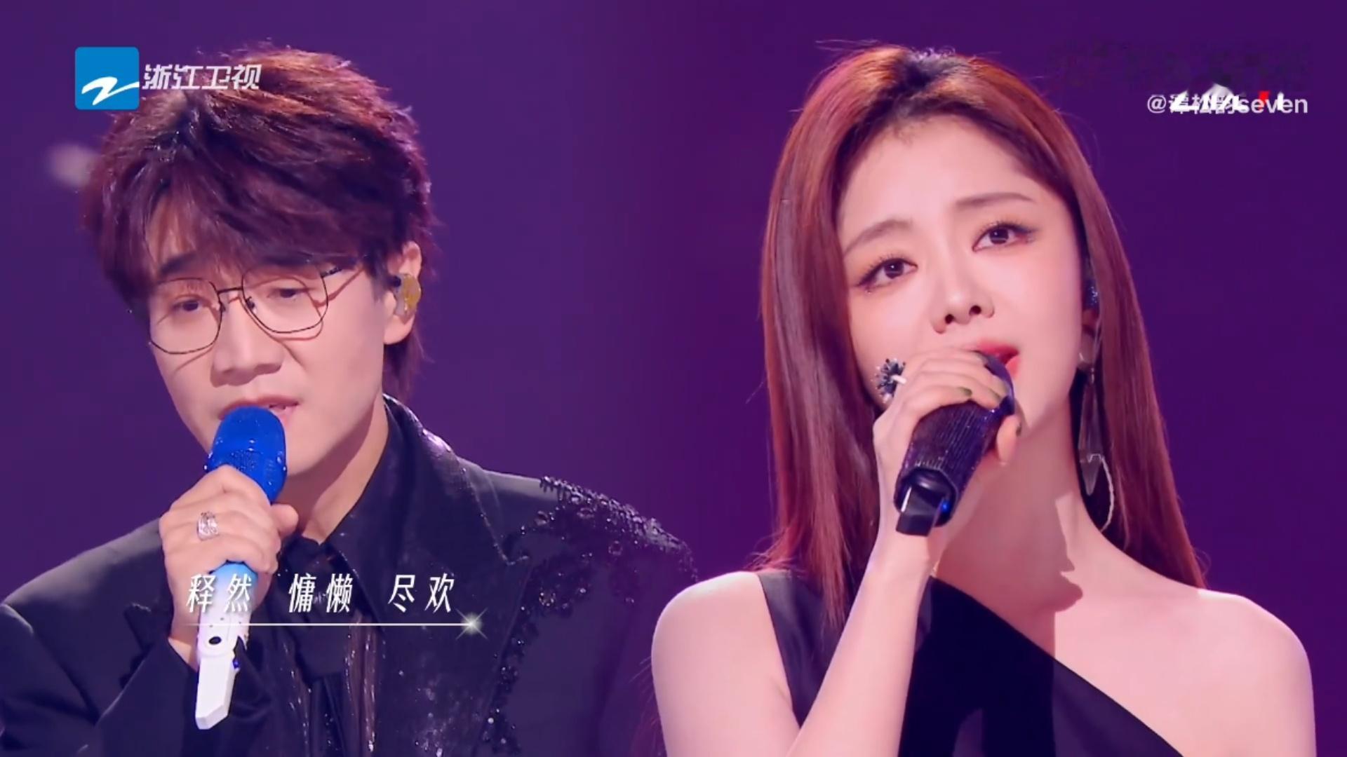 王铮亮教谭松韵唱和声天赐的声音耐心陪伴反复练习，一点点找准和声层次，师徒二人对舞