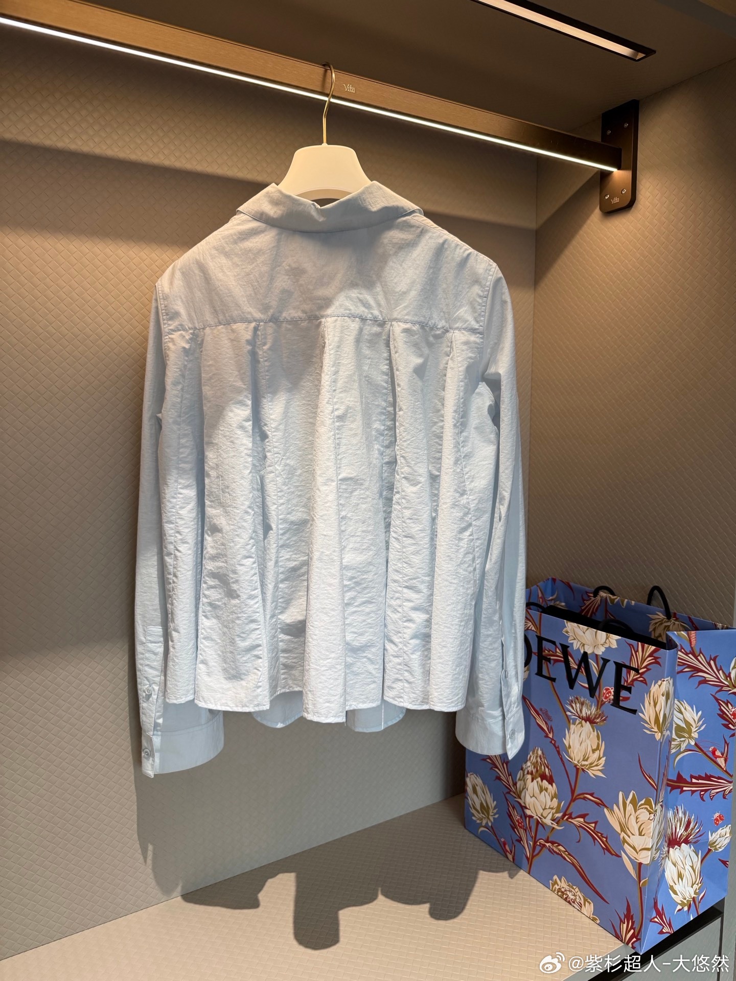 LOEWE浅蓝色长袖衬衫，采用轻薄透气棉质面料，夏天穿超舒服！胸前刺绣口袋，辨识