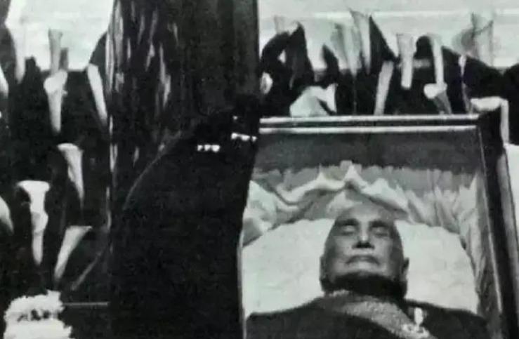 1975年4月弥留之际的蒋介石突然示意宋美龄靠近，“这么多年我不肯放过张学良，背