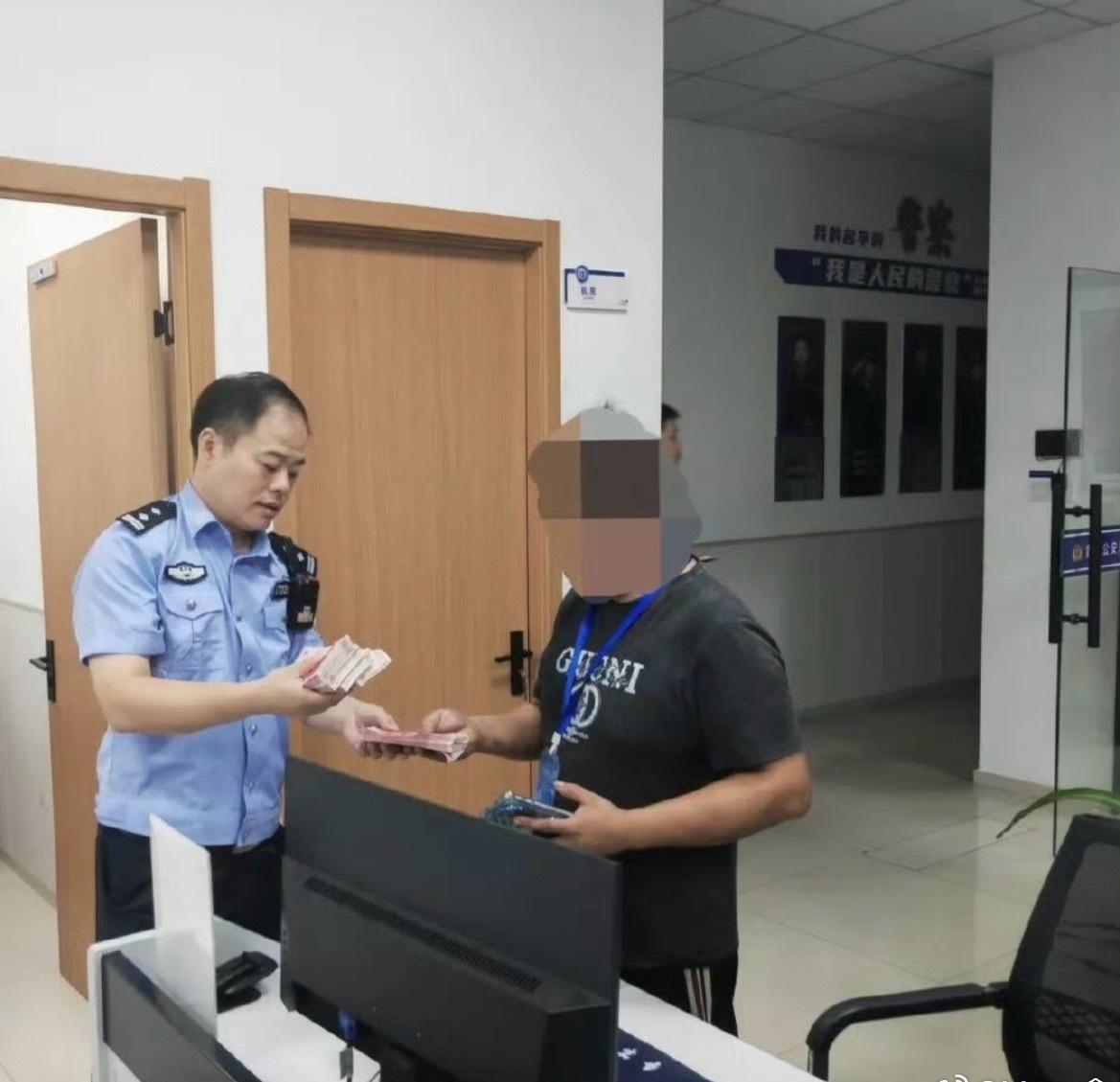 台州民警疾驰拦截揭骗局挽回五万元损失在椒江警方的通力配合下，民辅警很快锁定了陈先