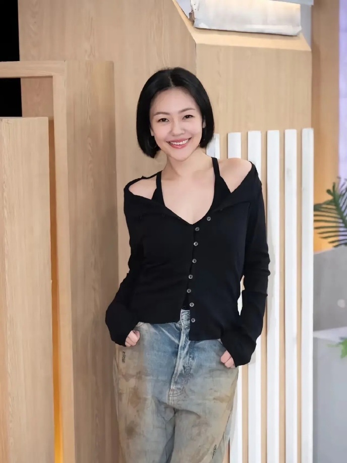 制作人否认小S年后复工 近日，《小姐不熙娣》制作人B2在社交平台分享与代班主持吴