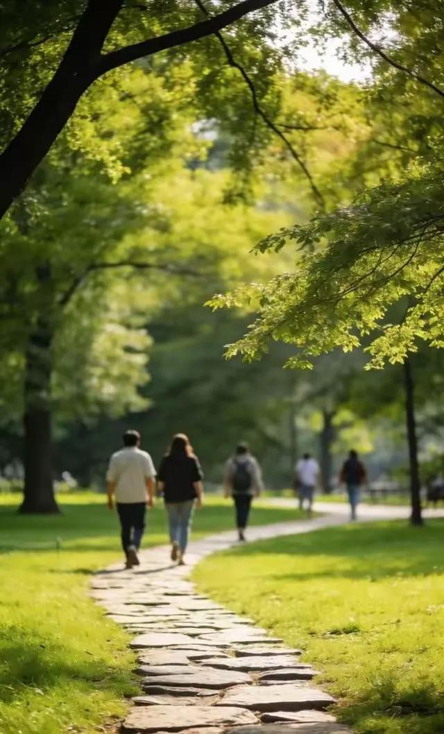 很清醒的一段话:“人可以节约，也可以不买衣服，甚至吃差点，不修边幅都可以。但一定