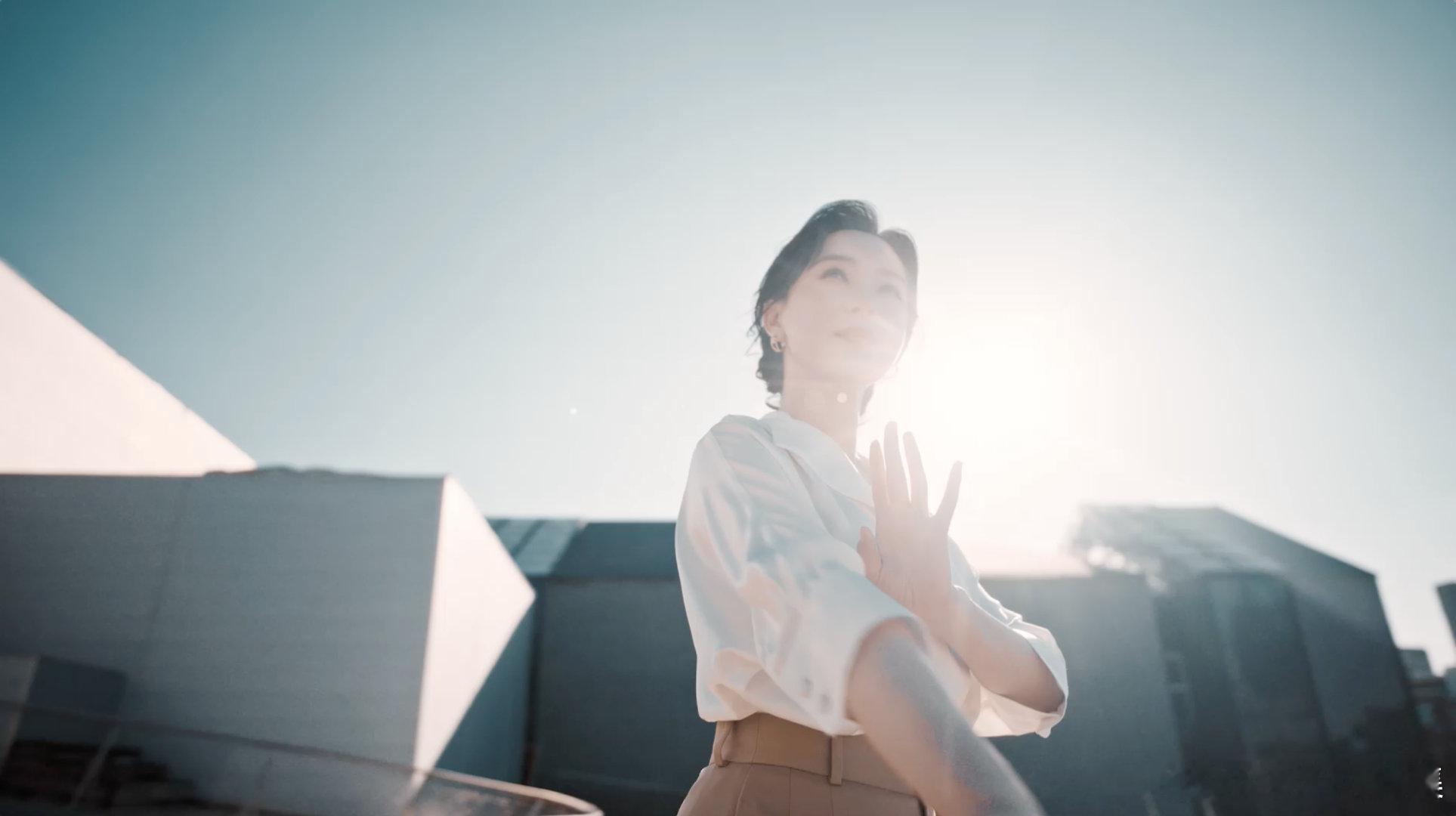 陈数秋日出行松弛感 沉稳优雅，是的生活态度，也是她出行座驾的独特气质。时尚美学，