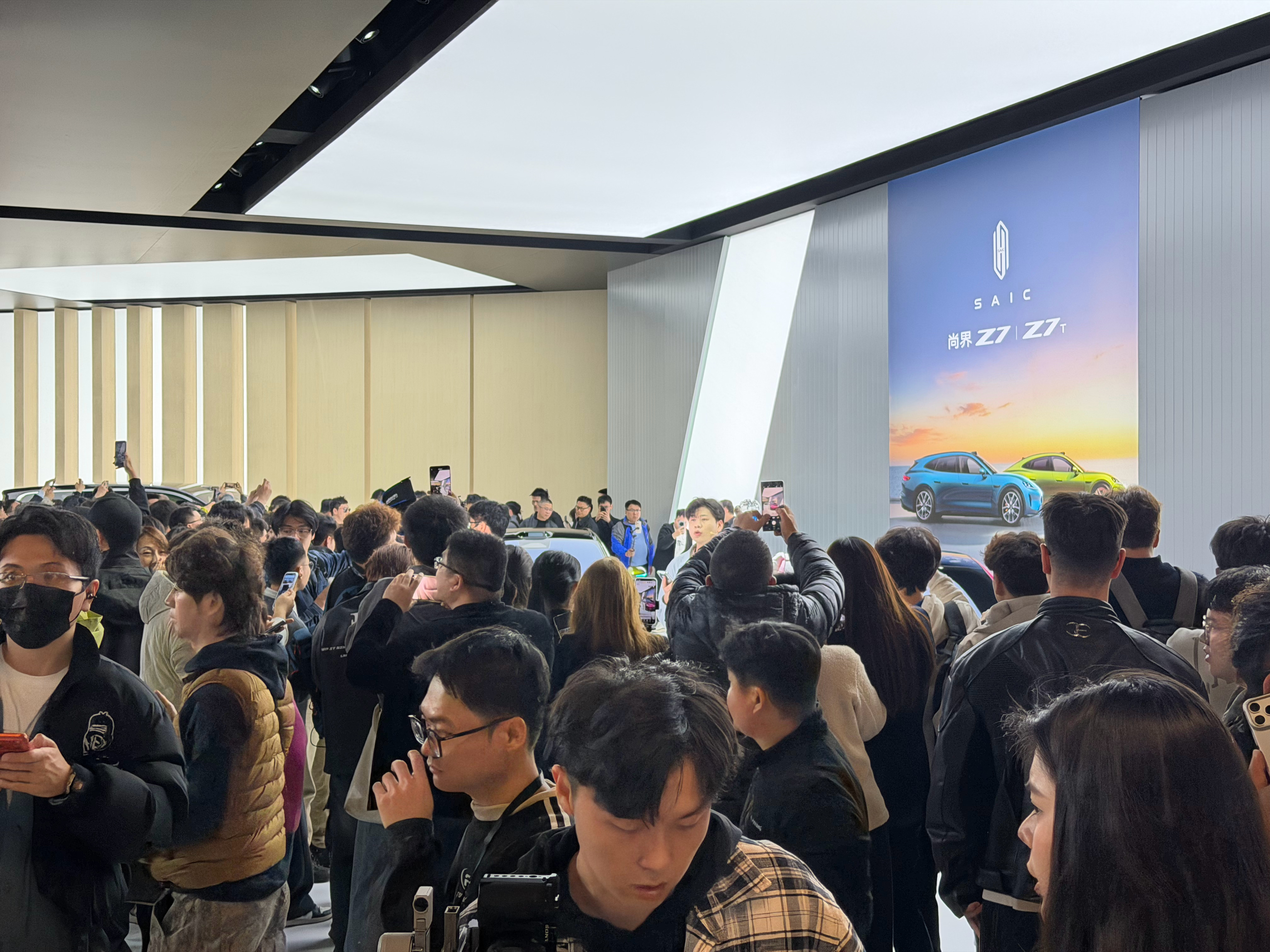 尚界Z7和尚界Z7T随手真车实拍现场太多人了，挤不进去 长沙·长沙国际会议中心