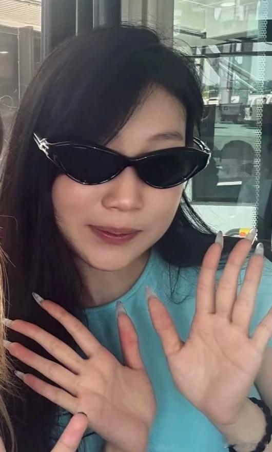 韩国机场偶遇小沈阳女儿韩国机场偶遇沈佳润 韩国机场偶遇小沈阳女儿，太像爸爸了 ​