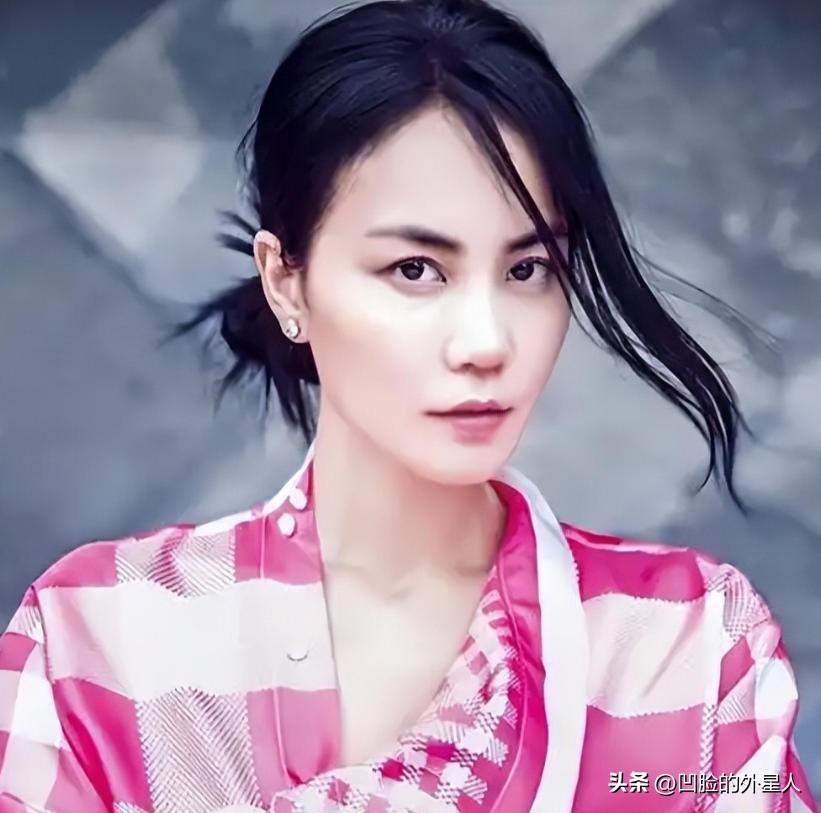 主持人问王菲：“乐坛里谁的唱功最让你认可？”王菲轻描淡写：“整个华语乐坛，我只认